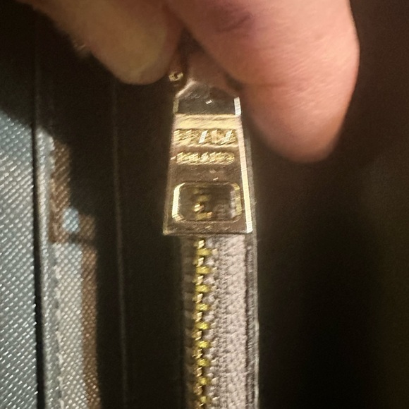 Prada Safianno wallet with 3 compartments. GUC - Picture 8 of 11